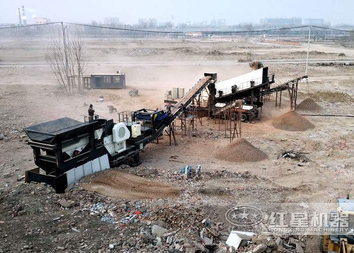 可移動建筑垃圾粉碎機作業(yè)現(xiàn)場